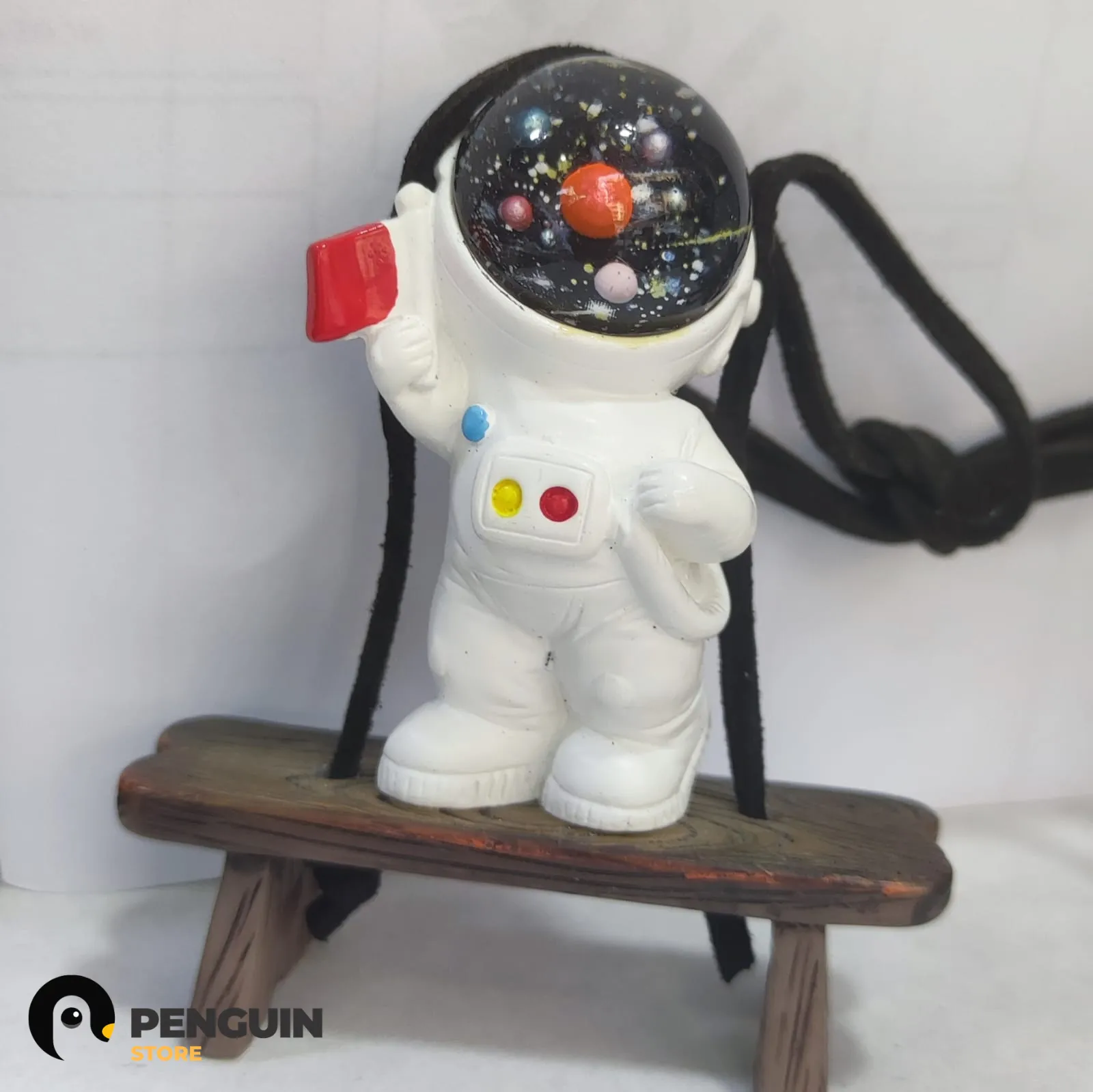 دلاية "رائد الفضاء الفاتح" (Conqueror Astronaut) - إكسسوار مرآة السيارة بتصميم "علم الإنجاز" وخوذة المجرة من Penguin Store 🧑🚀🚩🌌